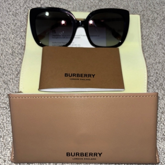Burberry Sunglasses/ NEW! - Picture 1 of 2